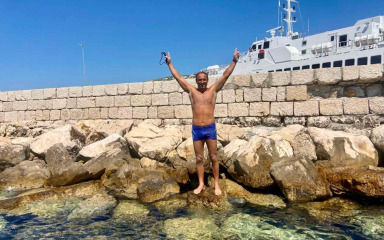 Benkovački plivač Mate Zrilić preplivao od Paga do Raba, trebalo mu je 2 sata i 45 minuta