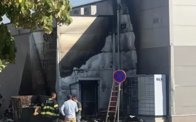 Zapaljen kontejner u Benkovcu, požar zahvatio trgovinu, paketomat i automobil