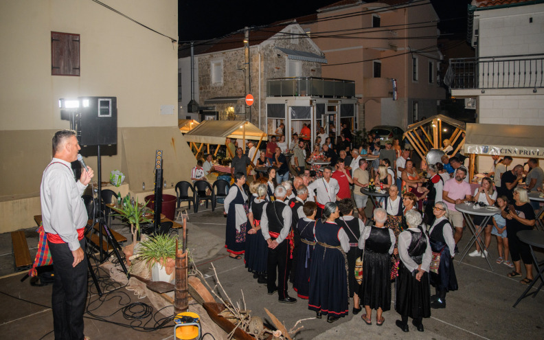 “Naši stari običaji” ponovno oduševili Privlačane i goste