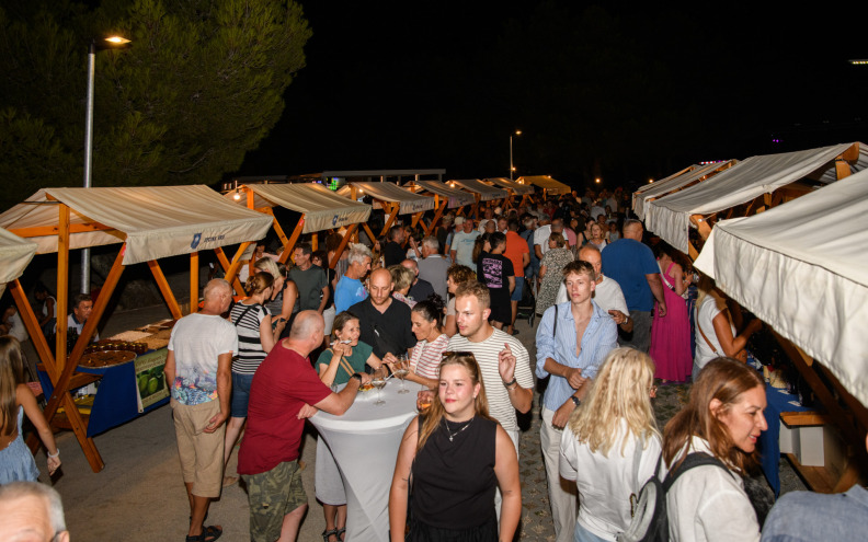 [FOTO] NOVA LOKACIJA, REKORDNA PONUDA Gastro&Wine Night u Vrsima okupio 20 izlagača