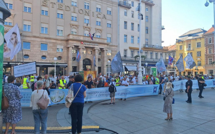 FOTO Molitelji jutros klečeći mole na Jelačićevom trgu, s druge strane došli prosvjednici