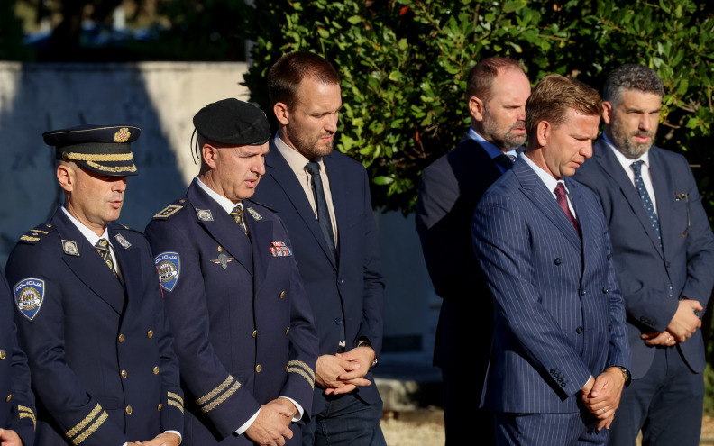Uoči Dana policije odana počast poginulim hrvatskim policajcima na Gradskom groblju u Zadru