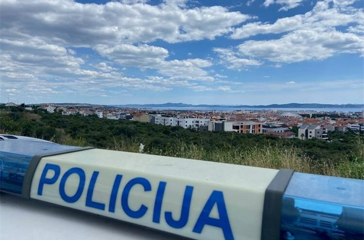 Dvojica maloljetnika za volanom bez položenog ispita, jedan vozio bez kacige