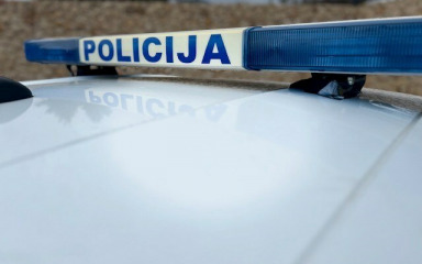 Učenik ozlijedio vršnjaka i djelatnicu, policija utvrđuje okolnosti napada