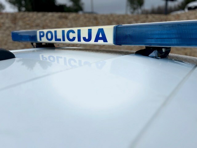 Učenik ozlijedio vršnjaka i djelatnicu, policija utvrđuje okolnosti napada
