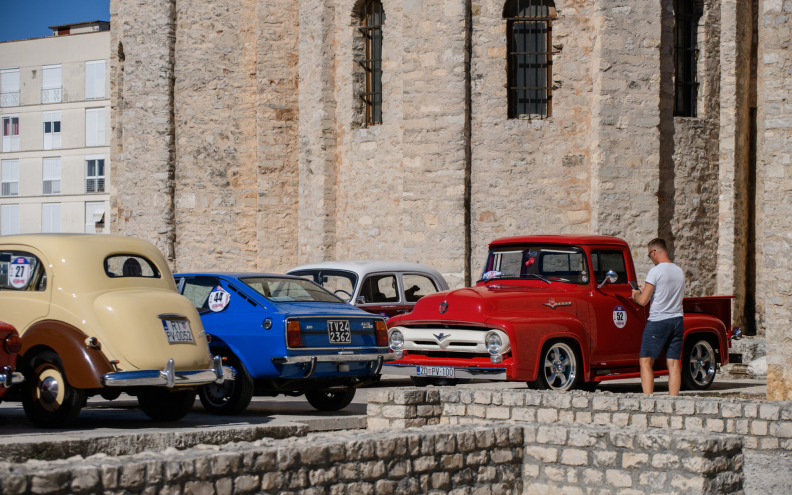 Oldtimeri zavladali Kalelargom: Jubilarni rally „100 kilometara Zadra“ povezao gradsku povijest i automobilsku baštinu