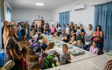 FOTO Vrsi imaju razloga za veselje: U prvi razred krenulo 20 učenika