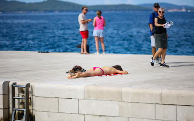 [FOTO] Ljetu se ne bliži kraj, turisti okupirali Poluotok, te i dalje uživaju u suncu i moru
