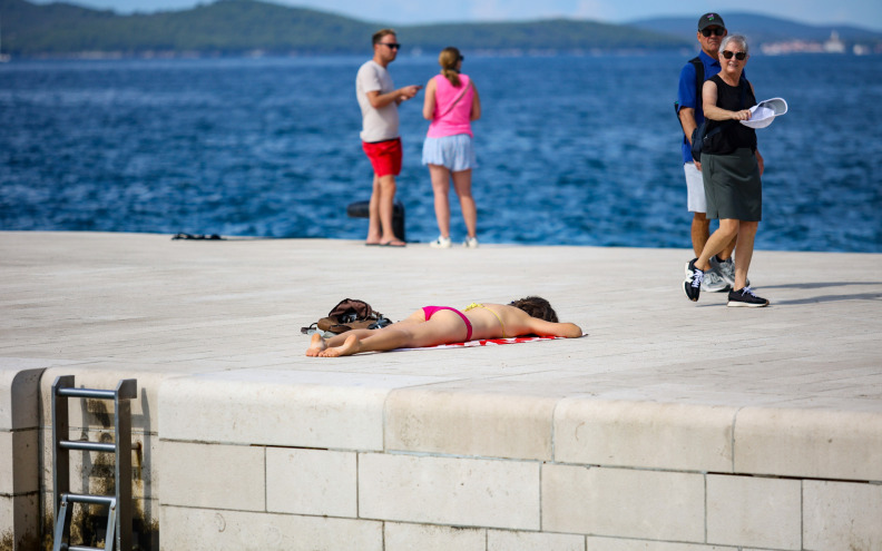 [FOTO] Ljetu se ne bliži kraj, turisti okupirali Poluotok, te i dalje uživaju u suncu i moru
