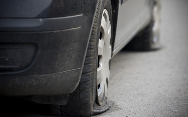 Na Višnjiku probušene gume na automobilu u vlasništvu 77-godišnjeg Srbina, policija traga za počiniteljem