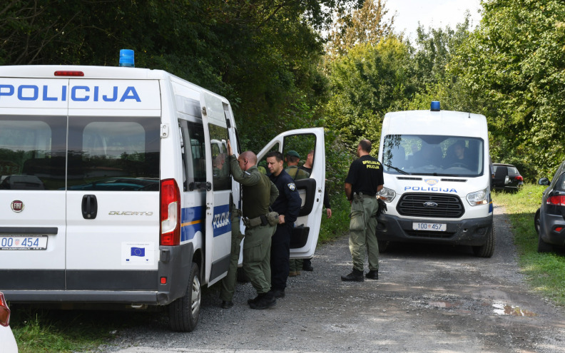 Petero migranata utopilo se u Kupi, policajac spasio pet osoba