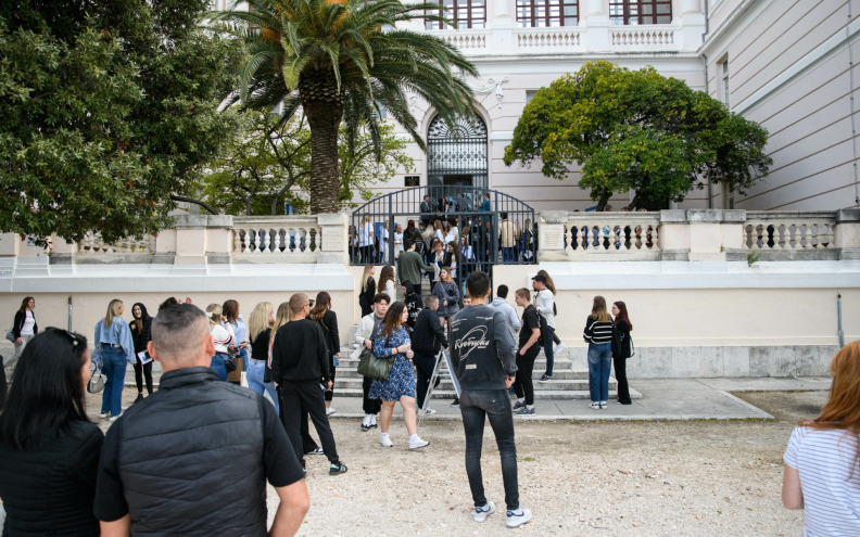 Biograd daje 200 eura za stipendije, Ražanac 75 % popusta na kupnju terena