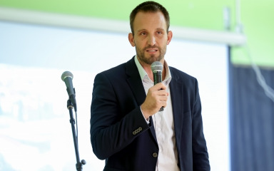 Prvog dana nastave gradonačelnik Erlić posjetio energetski obnovljenu OŠ Stanovi: ‘Želim vam da budete ljudi’