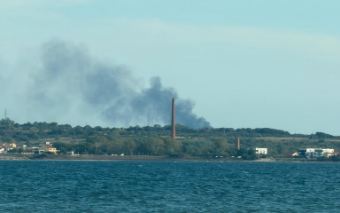 [FOTO] Planuo požar na odlagalištu u Diklu