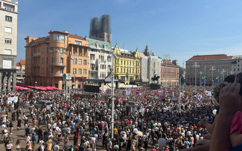 Brojni političari na Jelačićevom trgu: 'Ljudi su siti. Ovo je dokaz da Hrvatska još nije propala'