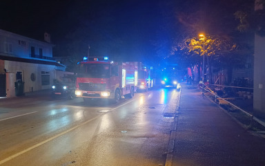 [FOTO] Požar u Ulici Franka Lisice, vatrogasci i hitna pomoć na terenu, ima i ozlijeđenih