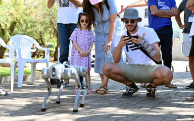 Održan Robot-dron demo konvoj, pažnju najmlađih privukao robotski pas