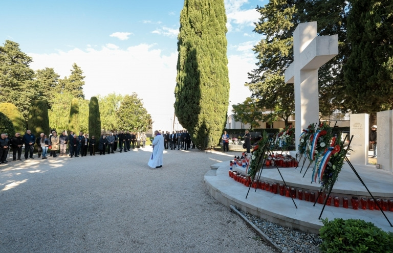 Zadar se prisjetio onih koji su dali život za Hrvatsku! Položeni vijenci i zapaljene svijeće