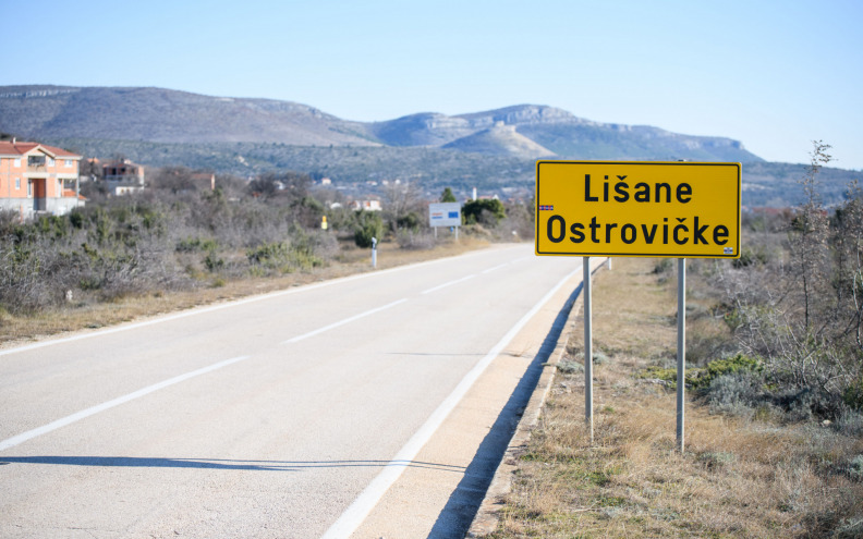 Muškarac (69) napao 53-godišnjaka u polju u Lišanima Ostrovačkim i nanio mu teške ozljede