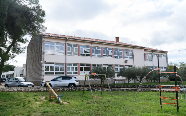 U galovačku školu vratila se notorna učiteljica, djeca žive u strahu: 'Stisnula su se uz mamu koja se tamo našla'