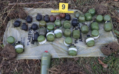 ARSENAL ORUŽJA Policija od 52-godišnjaka zaplijenila raketni bacač, mine, eksploziv, streljivo, puška i 25 bombi