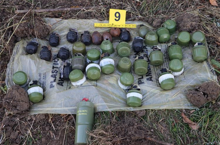 ARSENAL ORUŽJA Policija od 52-godišnjaka zaplijenila raketni bacač, mine, eksploziv, streljivo, puška i 25 bombi
