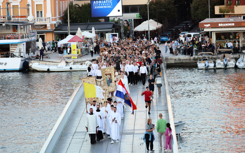 XXL FOTO U Zadru se večeras dogodio prizor koji se ne viđa često. Mnoštvo ljudi prošlo je gradom u procesiji za sv. Franu