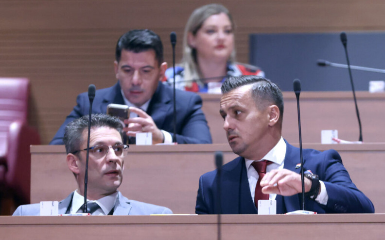 Od 39 potpisa za Mostov prijedlog promjene Ustava, čak 21 dao SDP. Podržale ga i dvije zastupnice Možemo!