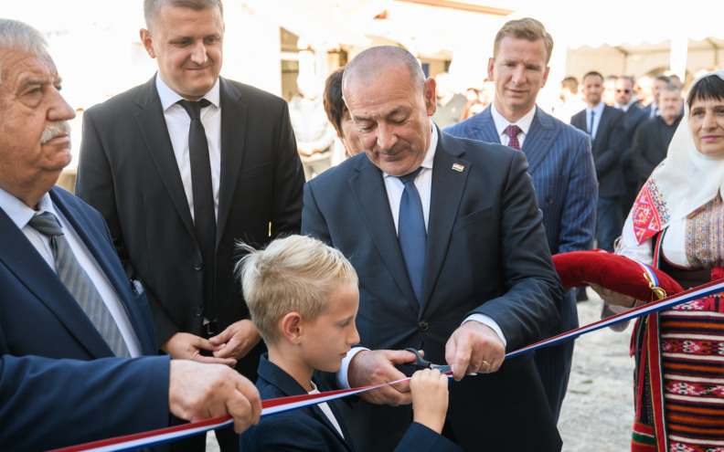 U Škabrnji otvoren Memorijalni centar posvećen žrtvama Domovinskog rata: 'Napokon naši posjetitelji mogu vidjeti što smo proživjeli'
