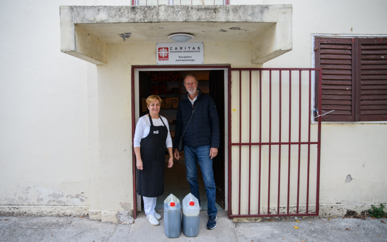 Članovi JK Uskok donirali 35 litara maslinovog ulja zadarskoj pučkoj kuhinji: 'Želimo doprinijeti zajednici, to je naš motiv'