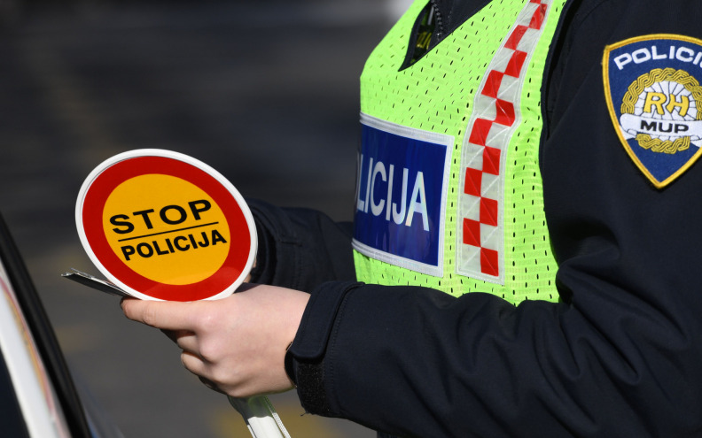 U Zadru zaustavili 18-godišnjaka na neregistriranom mopedu, odbio test na droge