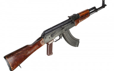 U Pakoštanima 23-godišnjaku pronašli automatsku pušku, slijedi kaznena prijava