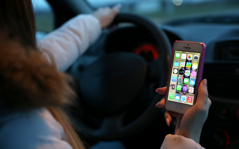 U Ulici Hrvatskog Sabora vozio i pričao na mobitel dok mu je oduzeta vozačka dozvola, evo koliku je kaznu dobio