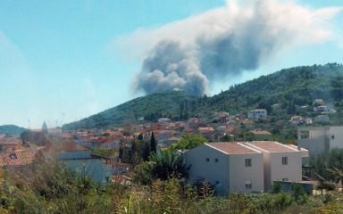 Lokaliziran požar skladišta u Kalima, vatrogasci ostaju dežurati cijelu noć