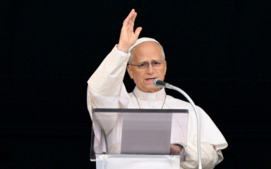 Papa Lav pozdravio okupljene u Vatikanu u prvome javnom nastupu nakon operacije