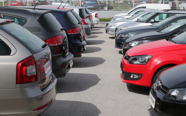 Od Mitsubishija za 130 eura do luksuznog Range Rovera. Država rasprodaje 80 vozila