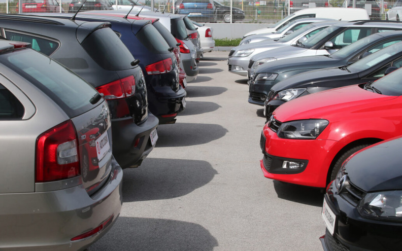 Od Mitsubishija za 130 eura do luksuznog Range Rovera. Država rasprodaje 80 vozila