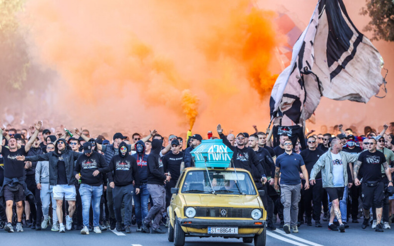 [FOTO/VIDEO] SRAMOTNI KORTEO Torcida uoči Ajaxa slavila Hitlera, te zazivala Hitlera, Auschwitz i nasilje nad Židovima