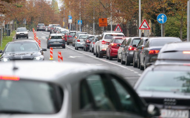 DRASTIČNO SE POVEĆAVAJU KAZNE Krivo parkiranje do 300, nevezanje pojasa 200, a za električne romobile i do 3.000 eura