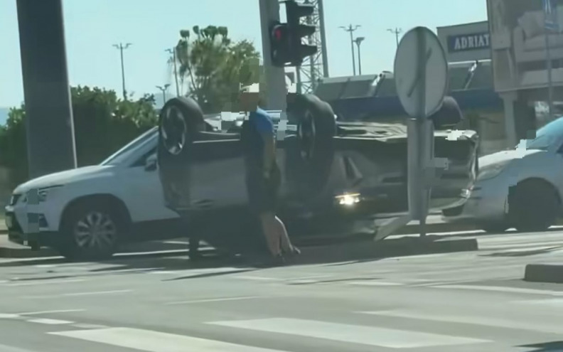 TEŠKA SCENA NA SINJORETOVU! Auto završilo na krovu, jedna osoba završila u bolnici