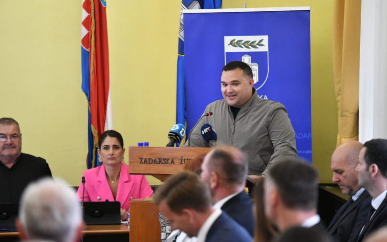 Nakon skandala Lukić se vratio u Skupštinu i iznio ozbiljne tvrdnje: “To je kampanja susjedne države!”