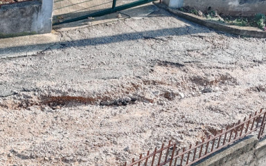 Kiša odnijela makadam na Vidikovcu, stanari ogorčeni: “Po ovakvoj cesti razbit ćemo automobile!”
