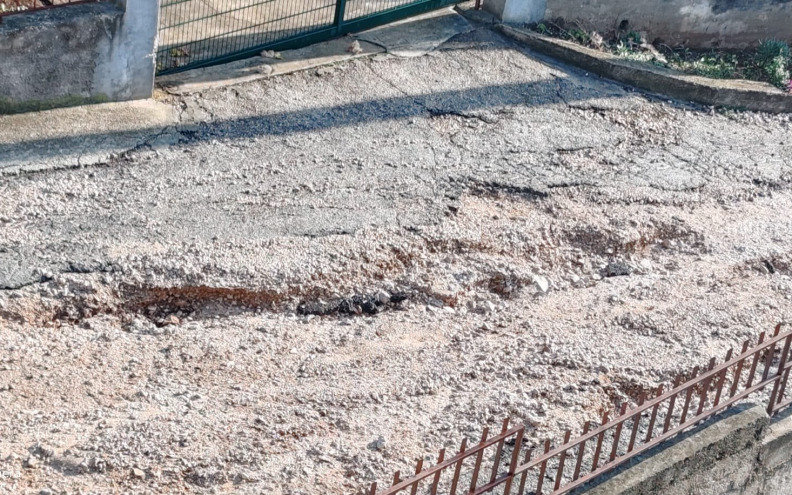 Kiša odnijela makadam na Vidikovcu, stanari ogorčeni: “Po ovakvoj cesti razbit ćemo automobile!”
