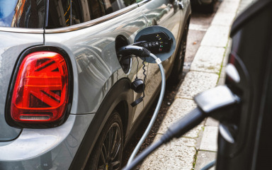 STIŽU NOVI POTICAJI Za kupnju električnog automobila građani mogu dobiti i do 9.000 eura