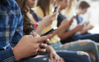 ALARMANTNI PODACI Četvrtina djece na internetu prima seksualne poruke, većina šuti o nasilju