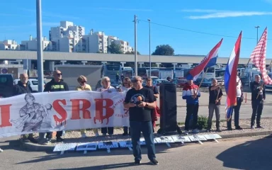 REDIKUL KELEMINEC OPET U AKCIJI Dvadesetak pravaša stiglo pred Srpski kulturni centar u Zadru, najavili i novi prosvjed