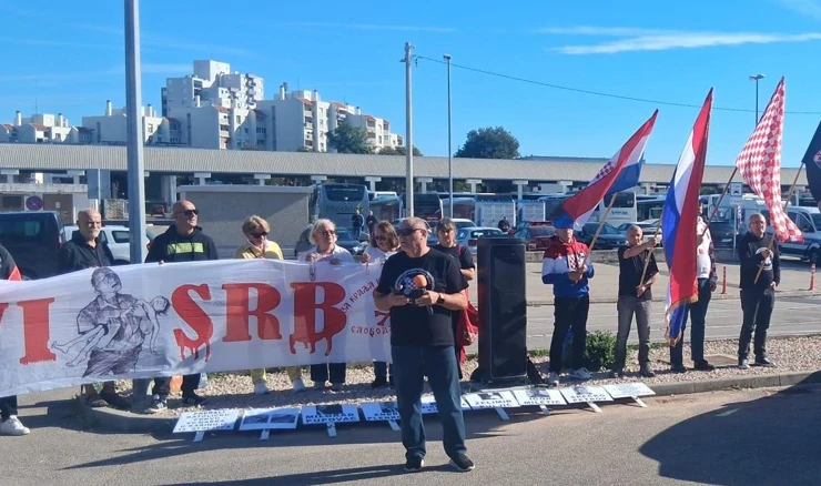 REDIKUL KELEMINEC OPET U AKCIJI Dvadesetak pravaša stiglo pred Srpski kulturni centar u Zadru, najavili i novi prosvjed